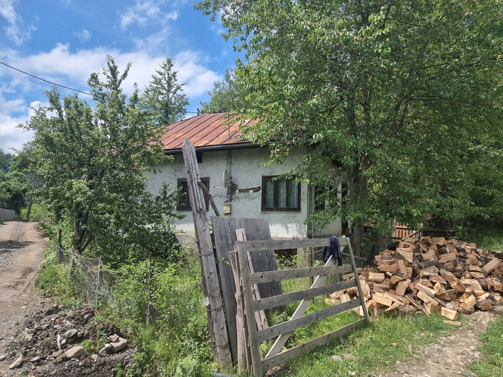 Vând sau schimb cu teren casa noua la rosu + teren la 5km de COLIBITA
