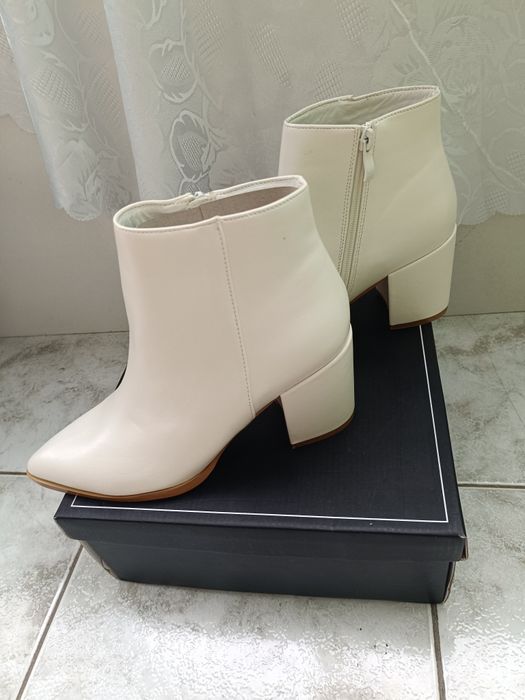 Нови бели боти на ток номер 38