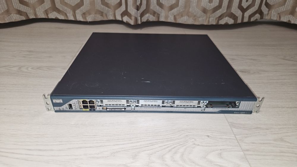 Продам Cisco 2801 v01
