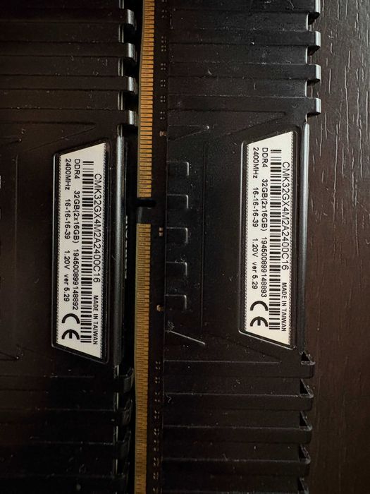 RAM Corsair Vengeance 2x 16GB DDR4 2400 MHz STARE PERFECTA