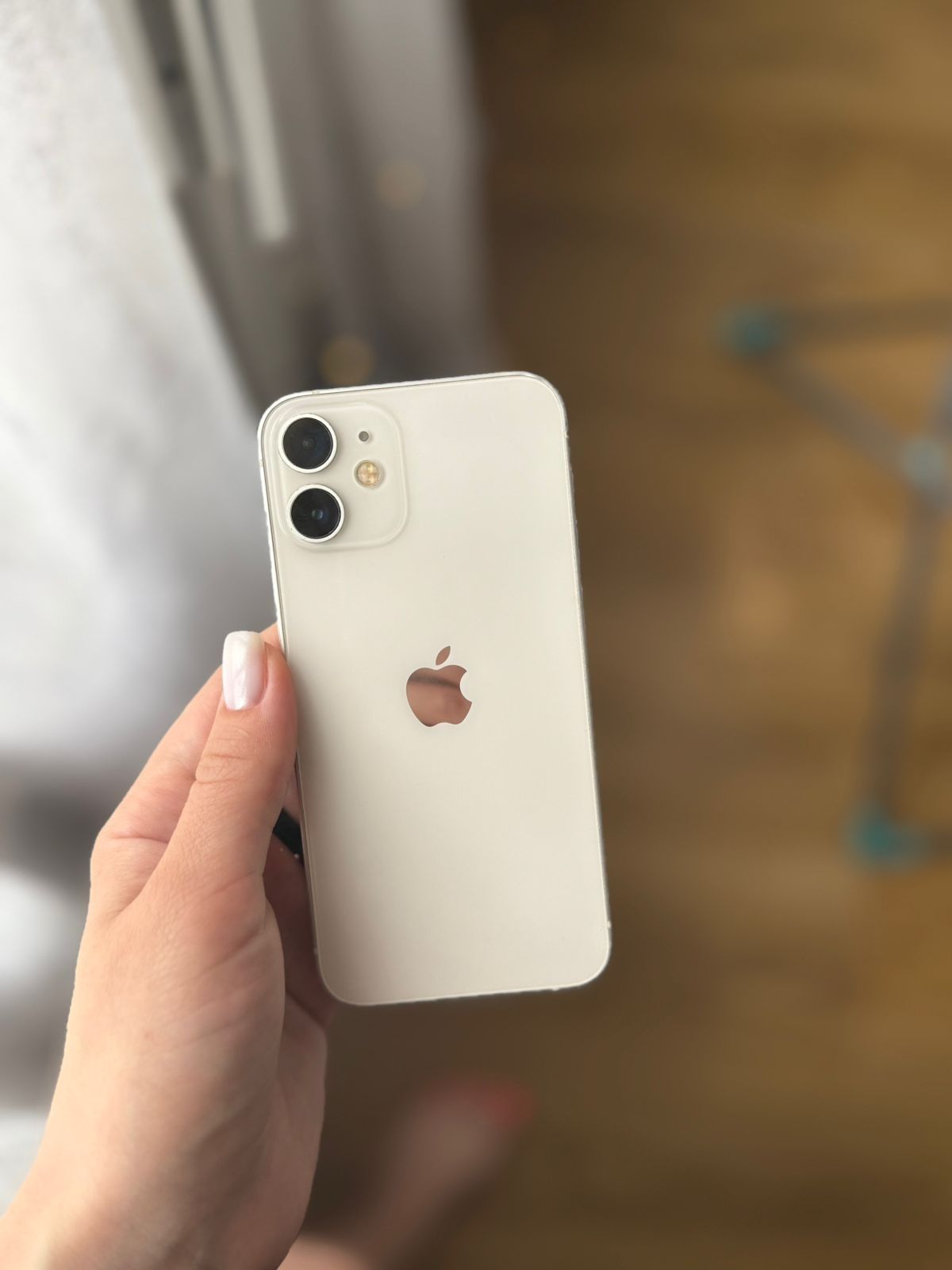 IPhone 12 mini белого цвета