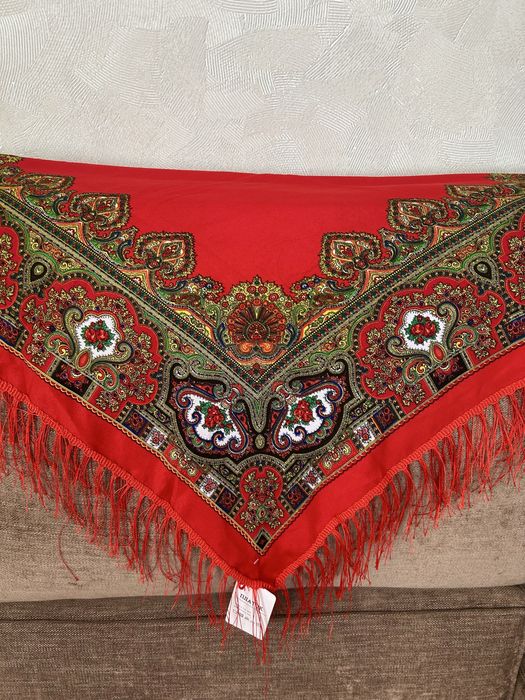 Очень красивый новый платок.