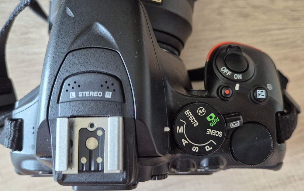 Nikon D5600 с два обектива