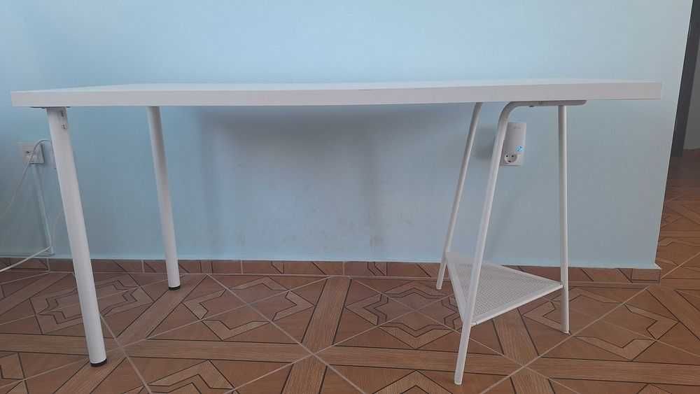 Бюро от ИКЕА с размери 140x60 см