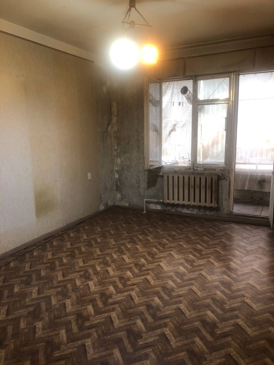 Срочно,продаётся 1/1/4,болкон 1.5×6, массив Феруза, ор-р кафе Shukrona