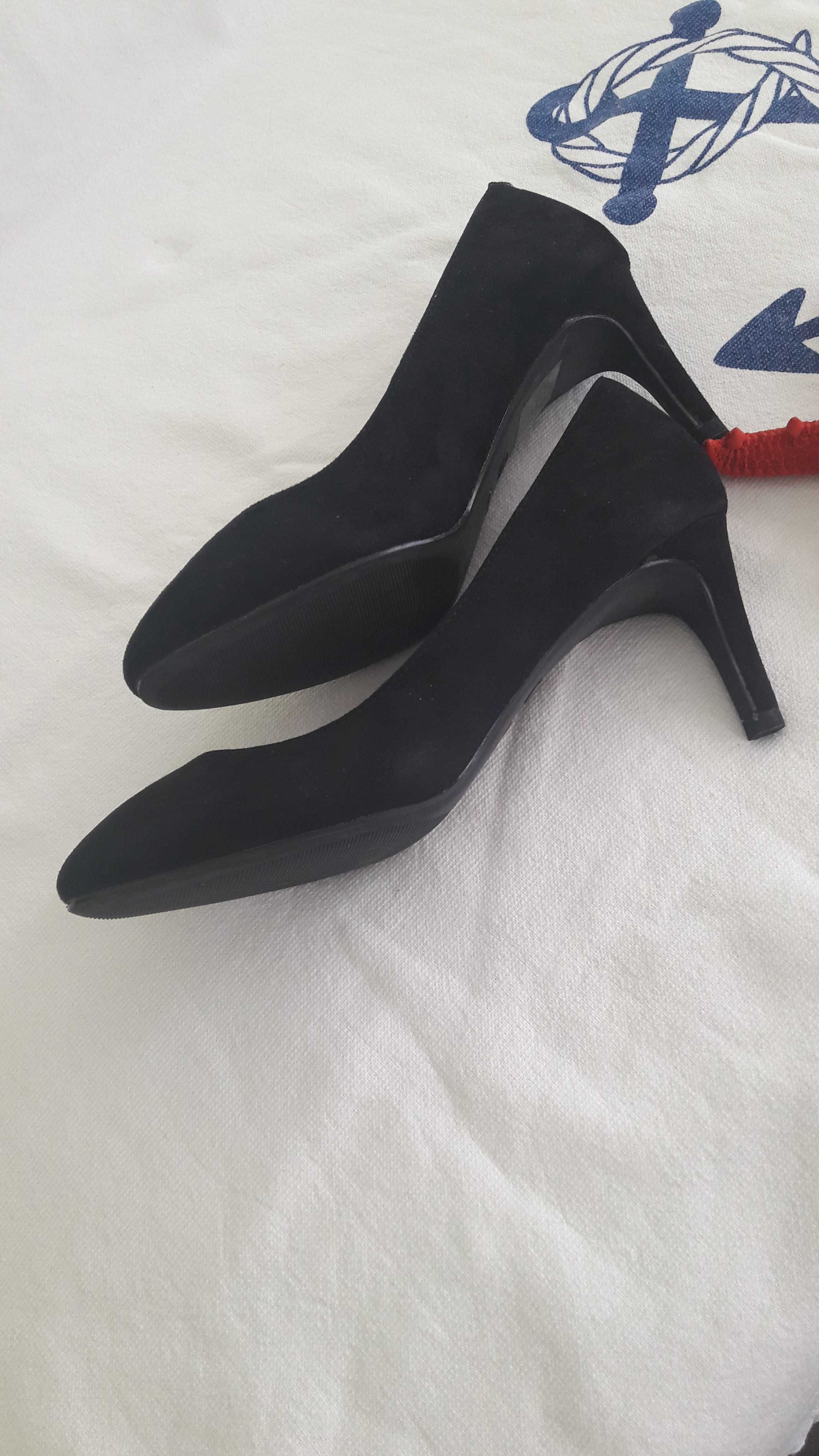 Класически дамски обувки