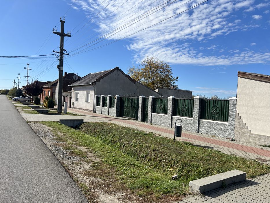 Teren intravilan 3.327 mp cu construcție nouă în Santion