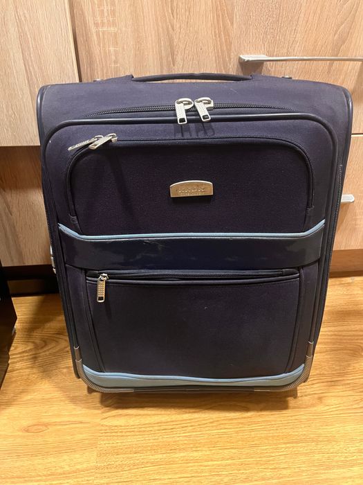 Маленький чемодан, можно в ручную кладь