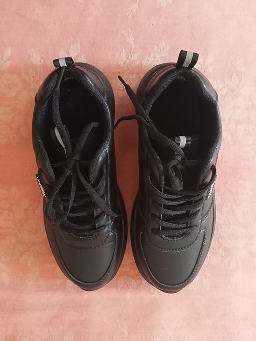 Нови дамски черни маратонки