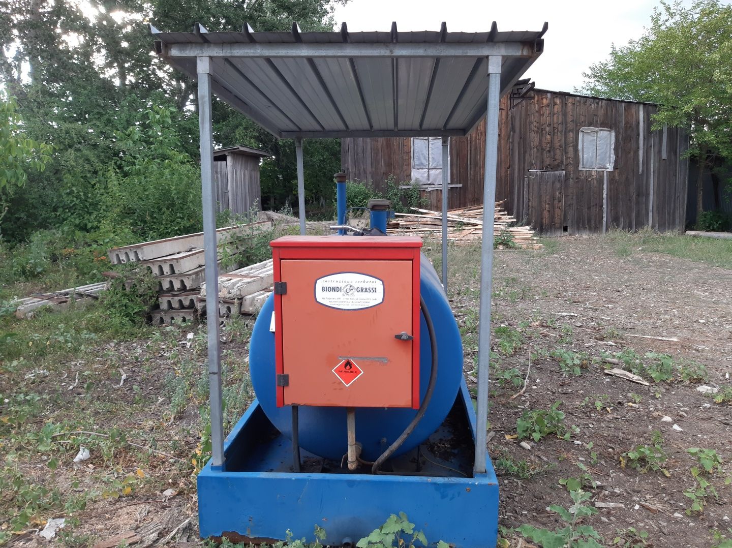 Cistena combustibil cu pompă