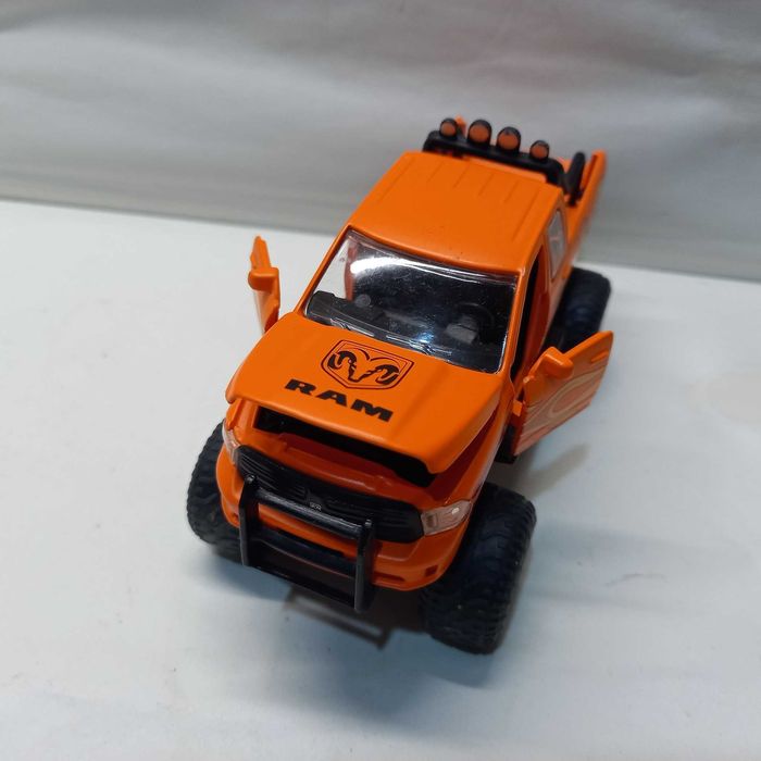 Siku Dodge Ram 1500 cu anvelope cauciuc, scara 1/50, ca nouă