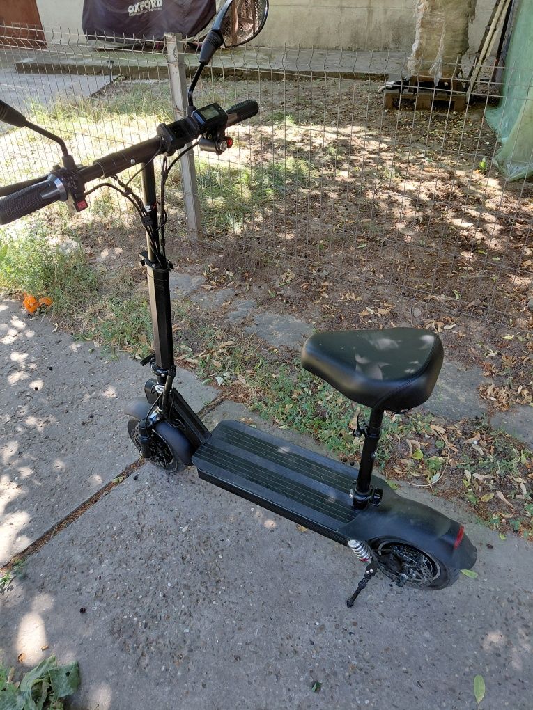 Vând trotineta electrică