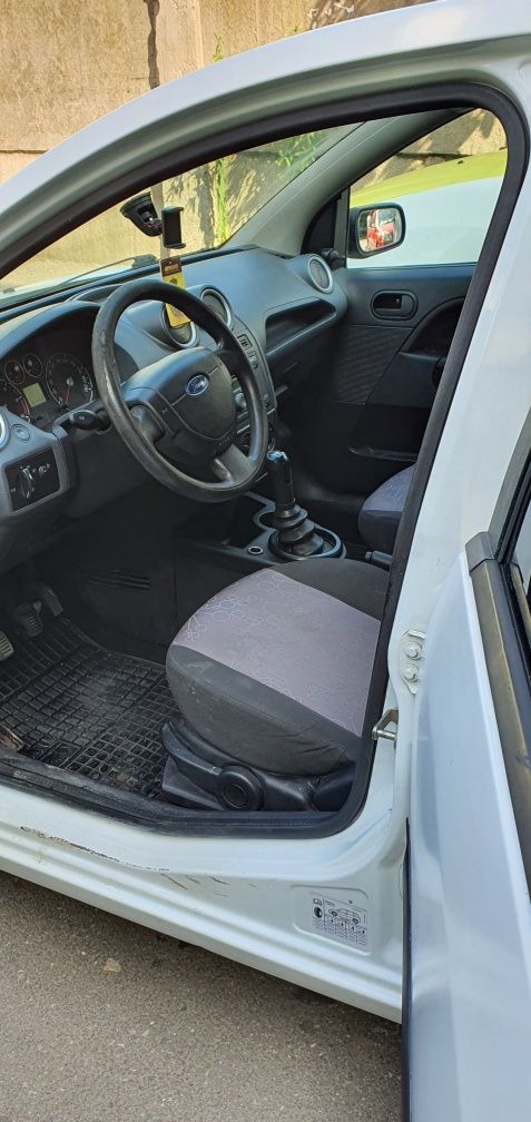 Vând Ford fiesta