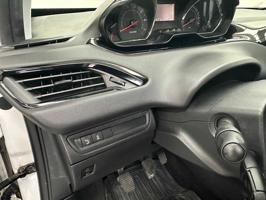 * Peugeot  208 *