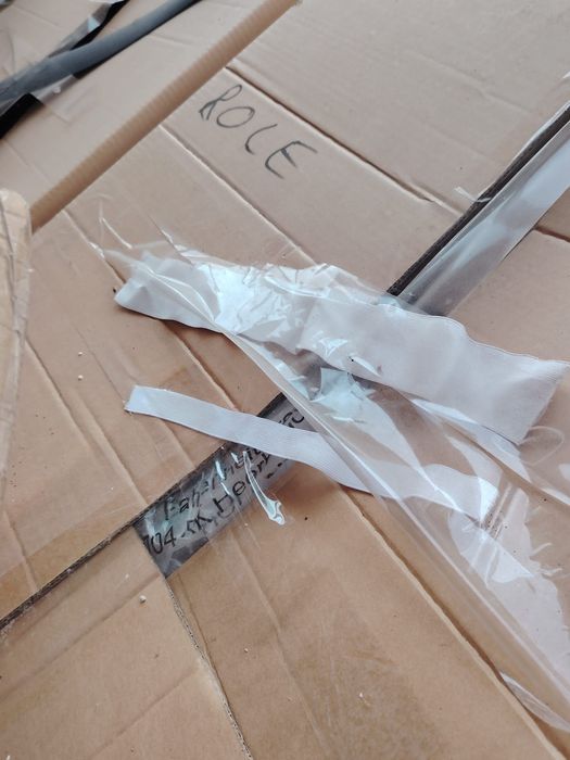 Stocuri de ață, fermoare ,nasturi, umerașe, haine firmate