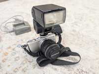 Фотоапарат Olympus E-PM1 с 14-42мм обектив и светкавица