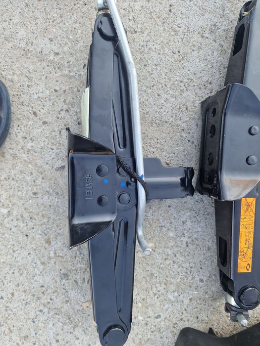 Cric Dacia Duster nou, neutilizat