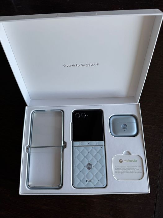 Чисто нов Motorola Razr 60 Swarovski Edition + безжични слушаки Bose