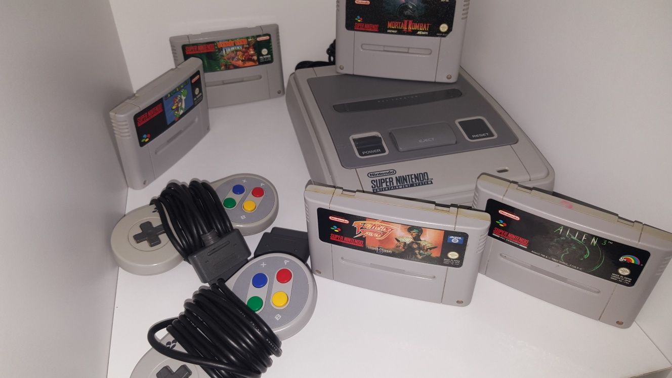 Super Nintendo SNES complet cu 2 joisticuri plus jocuri are 25 de ani