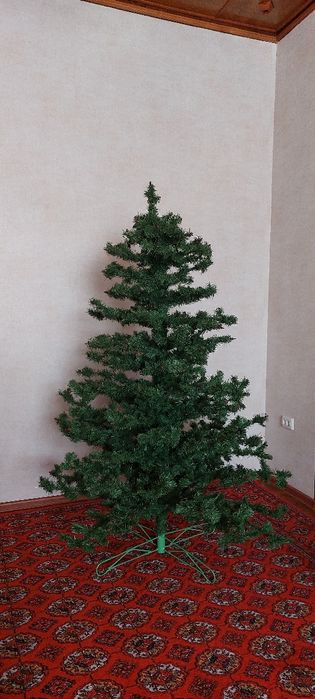 Продаётся шикарная, пушистая искусственная елка! С Игрушками!