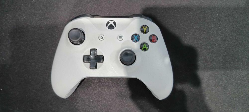 Продавам Xbox One със захранване и бял контролер