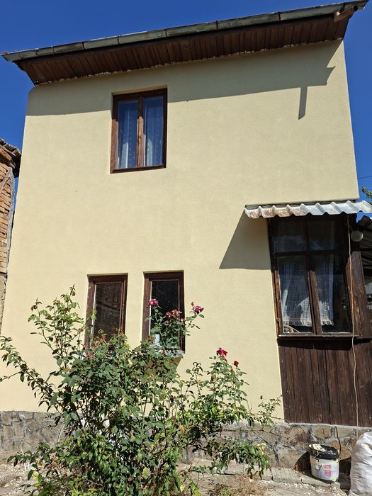 Продавам  двуетажна къща