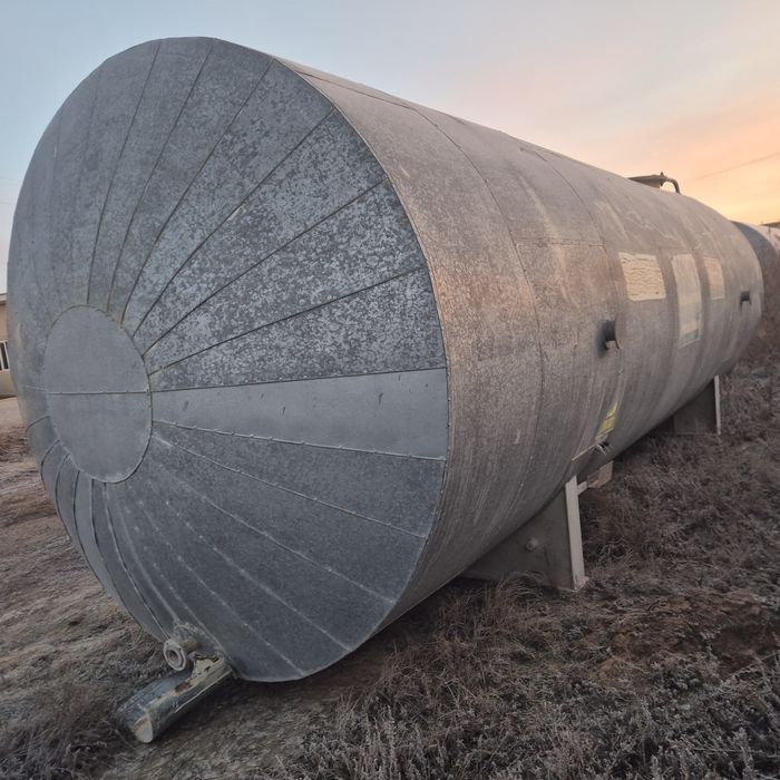 емкость под питьевую воду обьемом 40 куб. Утепленная и с подогревом