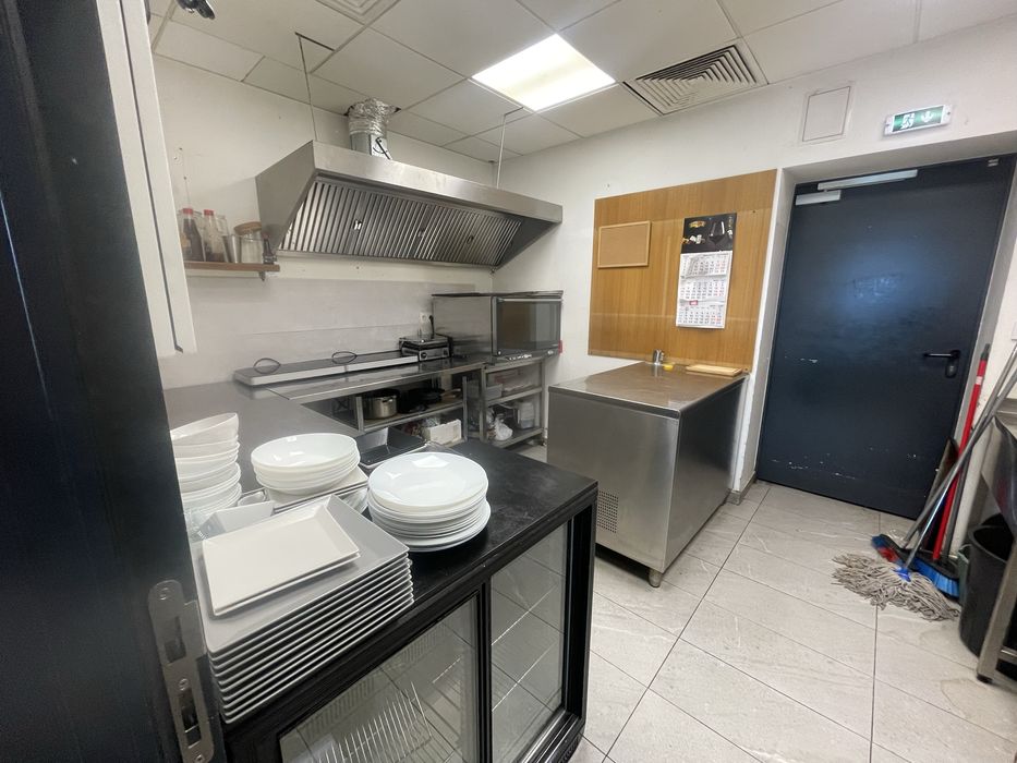 Спешно се продава цялостно оборудване за магазин, заведение,ресторант.