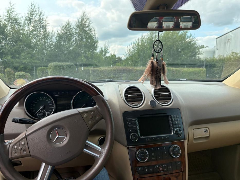 Mercedes ML 320.