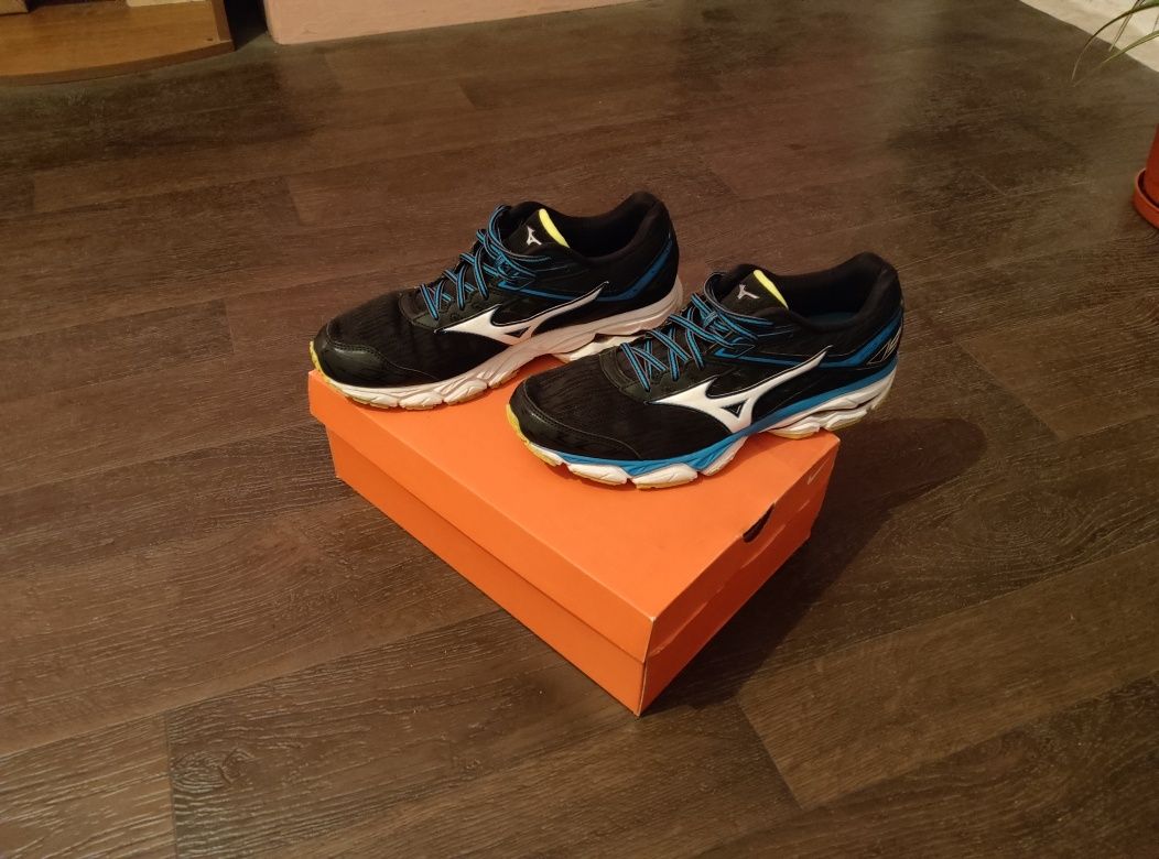 Маратонки Asics GT-2000 7,и Mizuno wave ultima 9