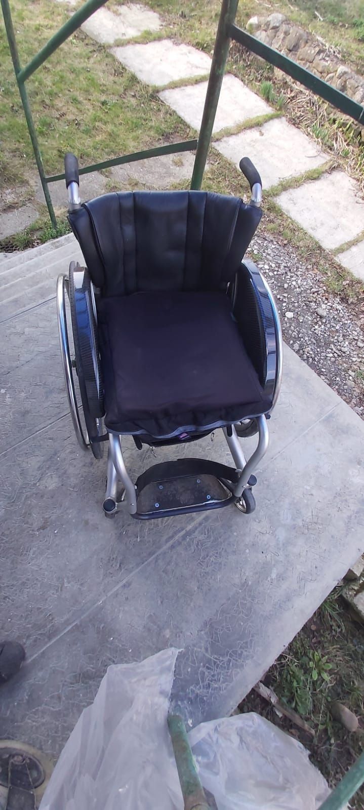 Vând  scaun pentru persoane cu dizabilități
