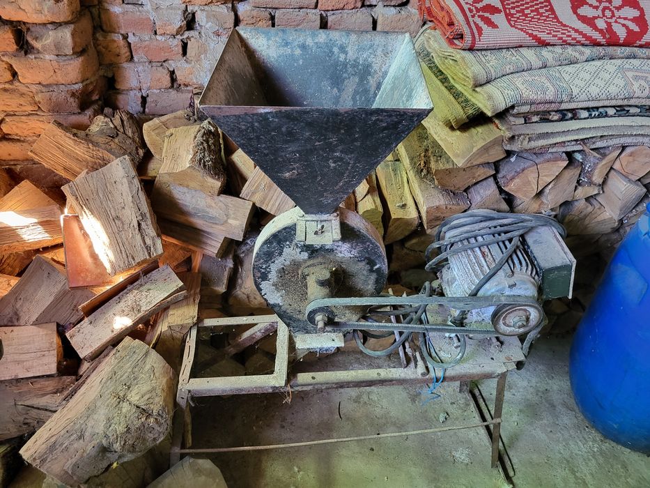 Moară de măcinat cu sau fără motor puternic tip vechi de cupru!