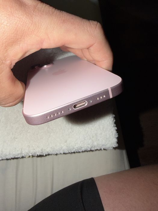 Iphone 15 roz impecabil