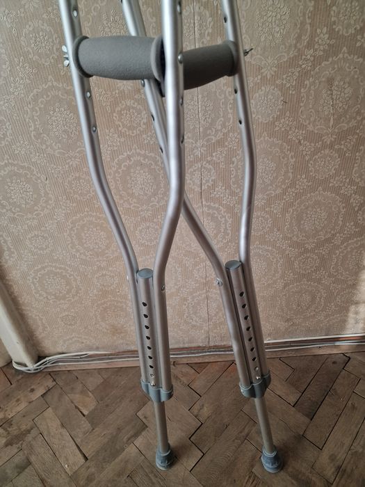 ПОДАРЯВАМ Две Патерици и Ортеза Уолкър