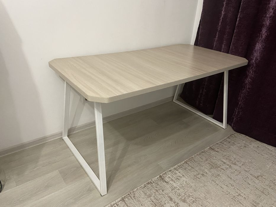 Продам практически новый стол