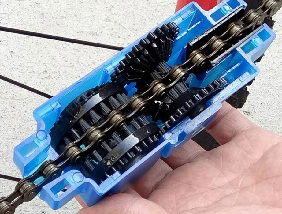 Dispozitiv de curățat lanțuri biciclete