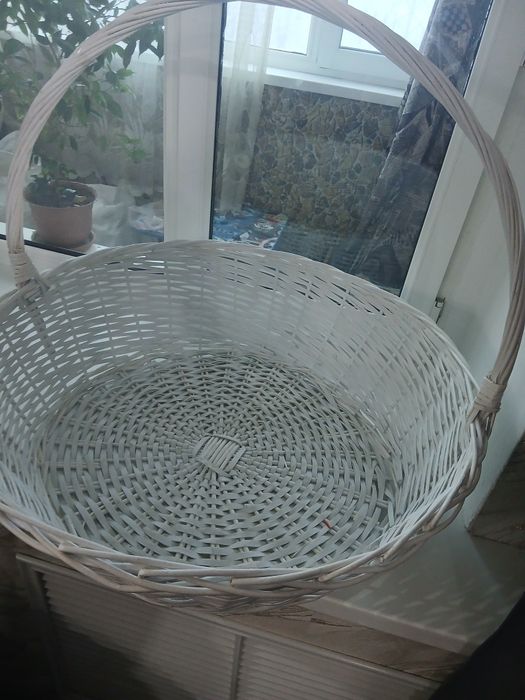 Продам плетеную корзину