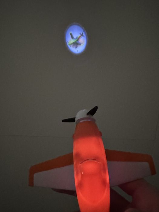 Carte Disney cu avion proiector Stropi Salvatorul