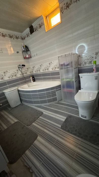 Nazarbek Tekstilda uy sotiladi. Mebellari bilan sotiladi