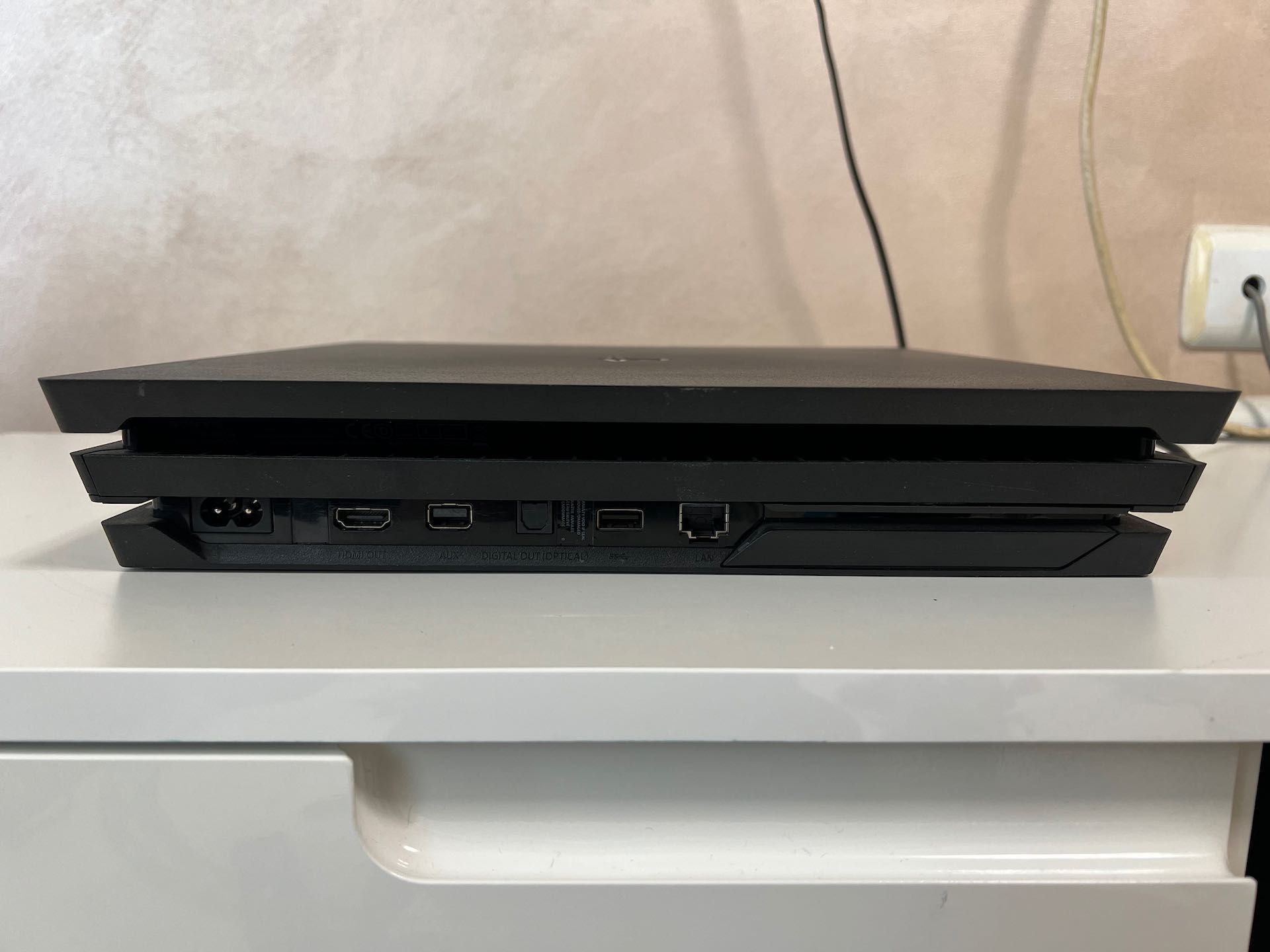 PlayStation 4 Pro 1TB  (PS4 PRO) с два джоистика и 4 игри