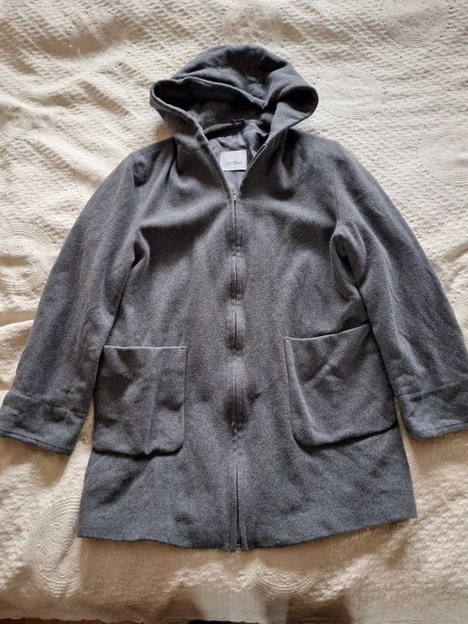 Подарявам тънко сиво палто