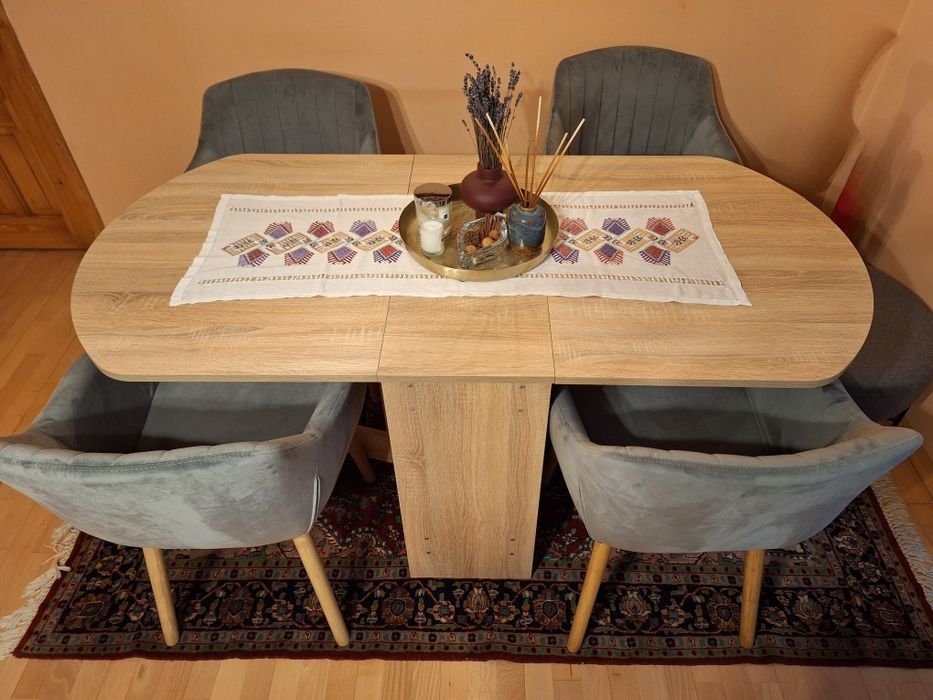 Vand masa pliabila cu 4 scaune,ca noi