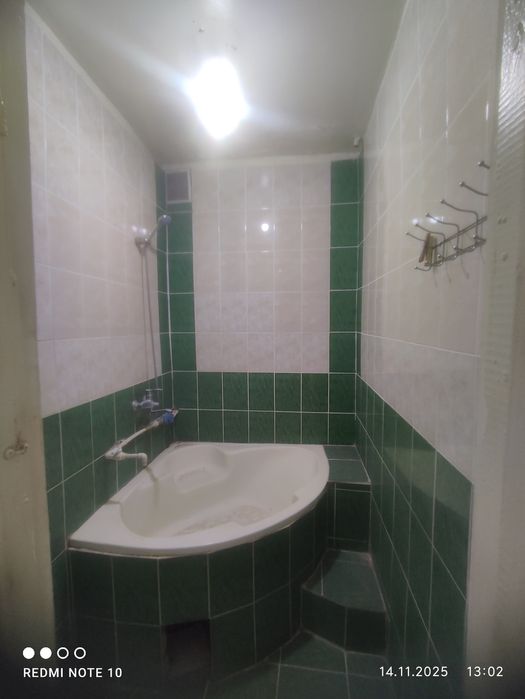 Bustonda 3 xonali uy sotiladi