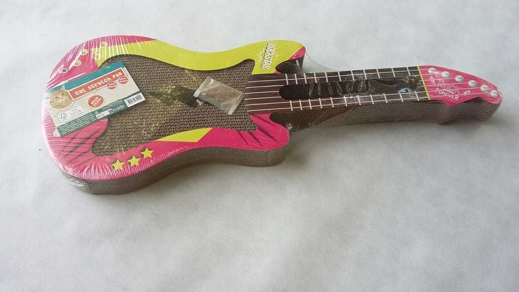 Картонена драскачка китара за котки