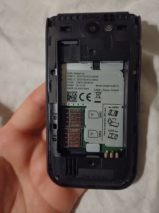 Nokia flip cu taste, căști si încărcător