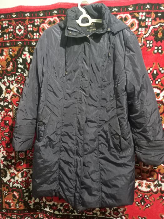 Продается женский пуховик, размер 56- 58. Цвет темно- синий.