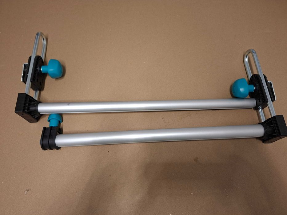 Distantier reglabil pentru montat usi