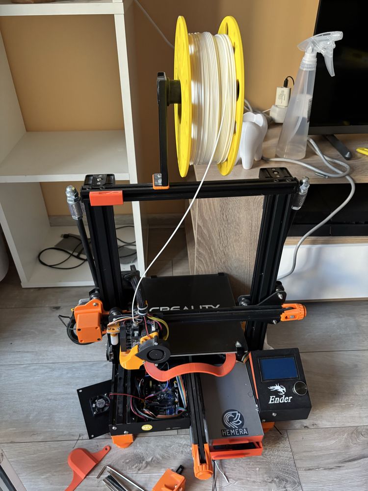 Модифициран Ender 3 принтер на части