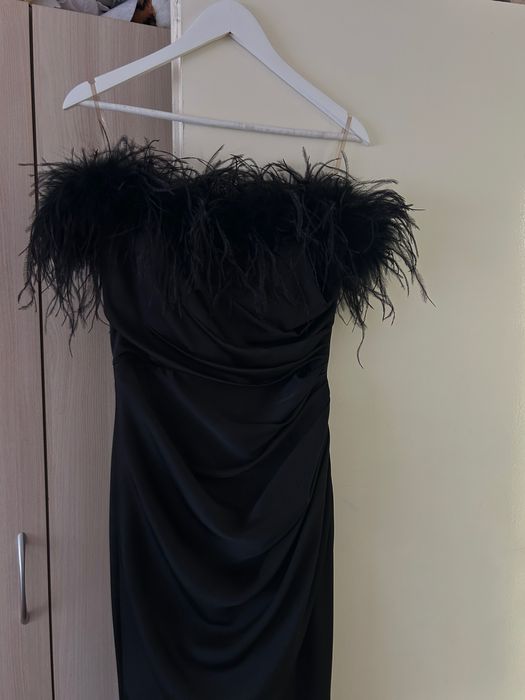 Черна рокля с пера