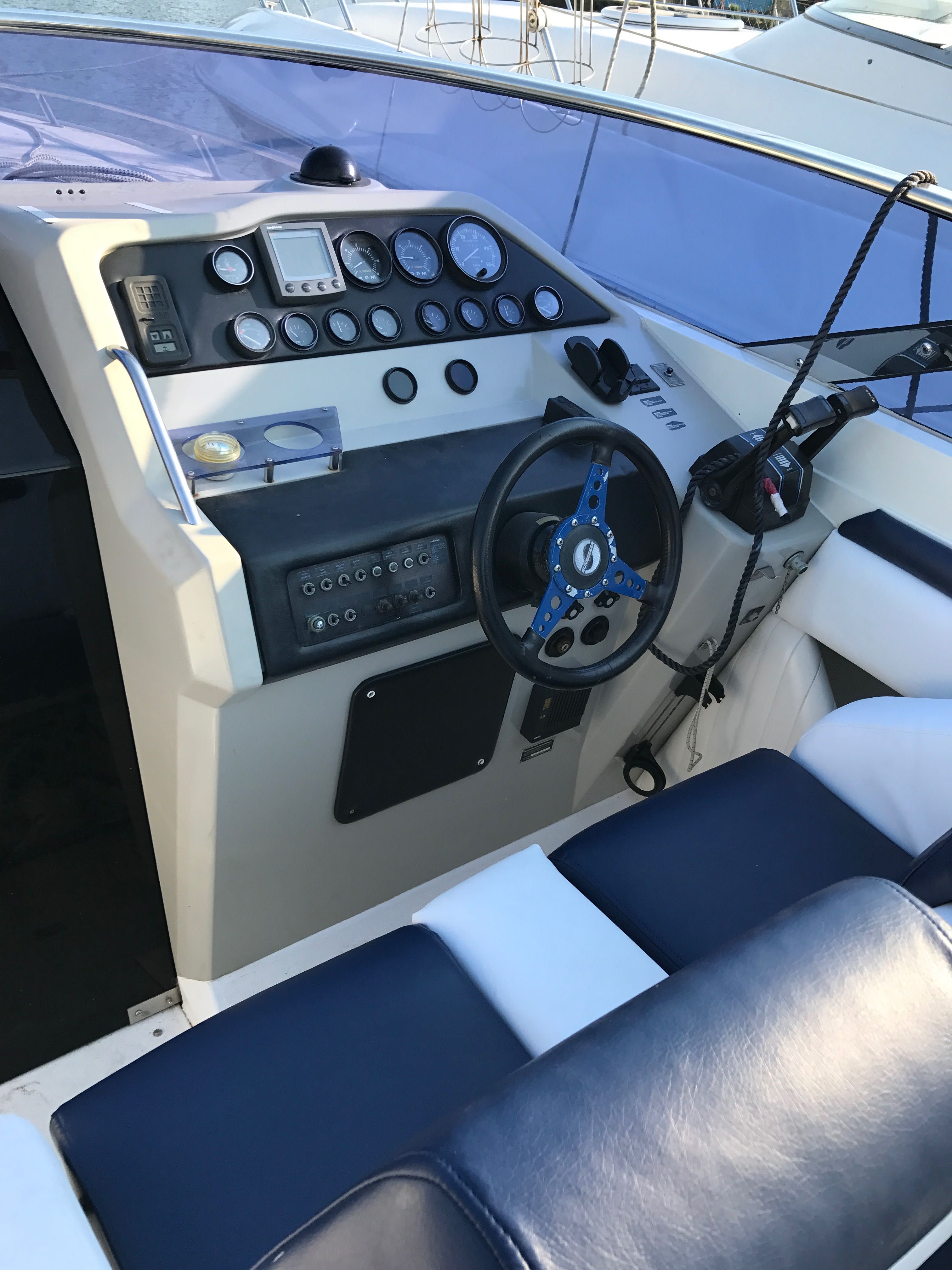 Моторна лодка Sunseeker 37